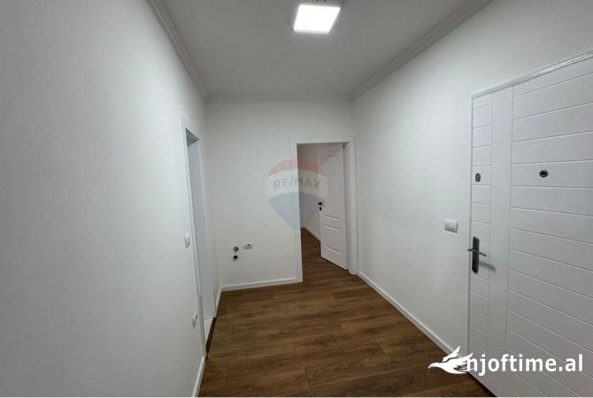 Shtepi ne shitje Apartament ne Tirane, 1+1, Mobilimi Bosh, pa mobiluar, Pagesa 98,000  Euro.