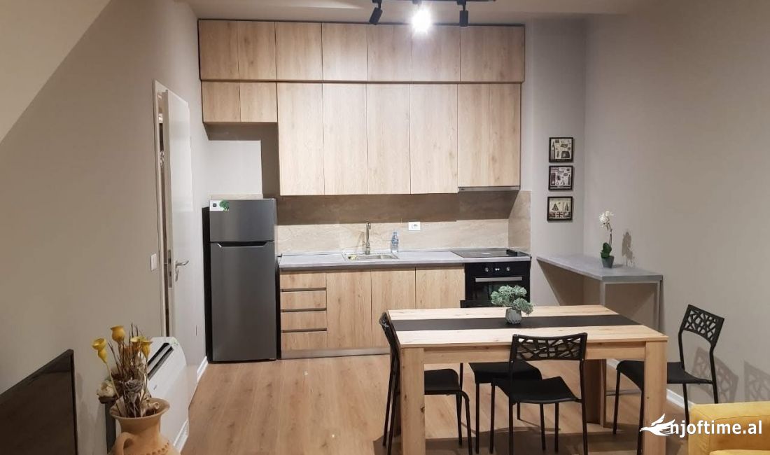 Shtepi me qera Apartament ne Tirane, 2+1, Mobilimi E mobiluar, Pagesa 70,000  Leke.