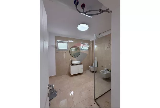 Ambient biznesi me qera 3+1 ne Tirane - 1,100 Euro