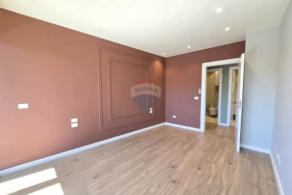 Shtepi me qera 2+1 ne Tirane - 1,400 Euro