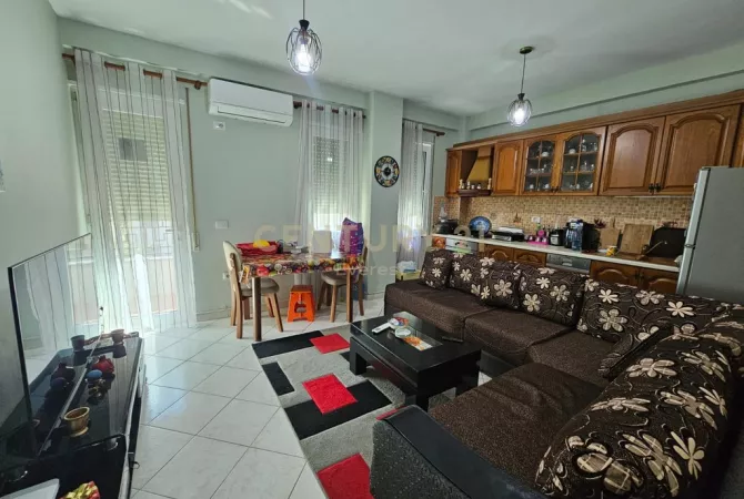 Shtepi ne shitje Apartament ne Tirane, 2+1, Mobilimi E mobiluar, Pagesa 160,000  Euro.