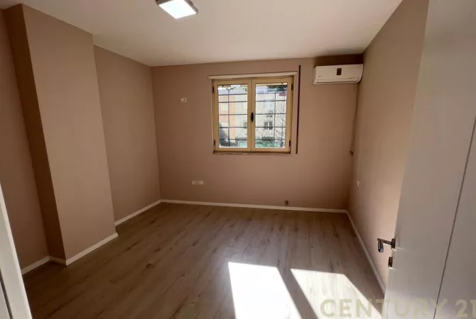 Ambient biznesi me qera 3+1 ne Tirane - 1,000 Euro