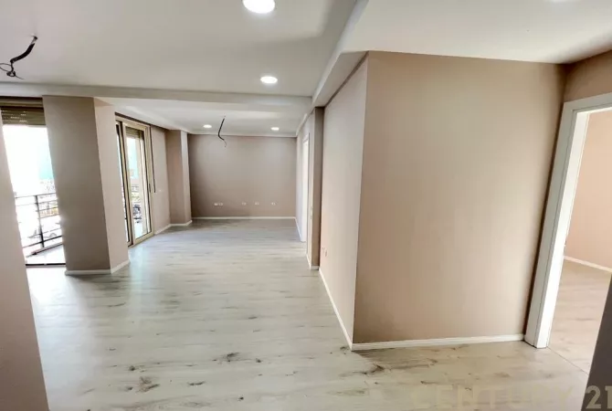 Ambient biznesi me qera 3+1 ne Tirane - 1,000 Euro