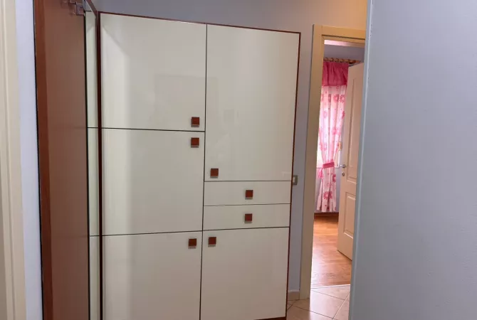 Shtepi me qera Apartament ne Tirane, 2+1, Mobilimi E mobiluar, Pagesa 60,000  Leke.