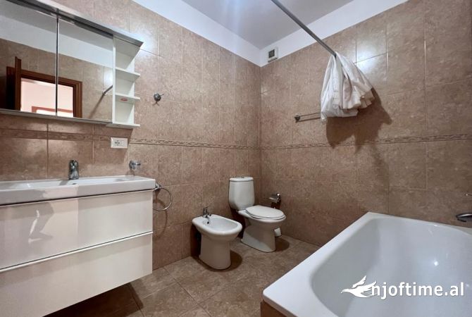 Ambient biznesi me qera 3+1 ne Tirane - 1,400 Euro
