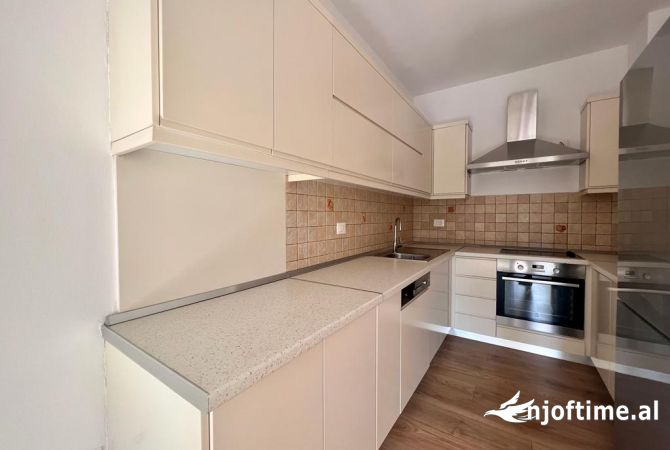 Ambient biznesi me qera 3+1 ne Tirane - 1,400 Euro