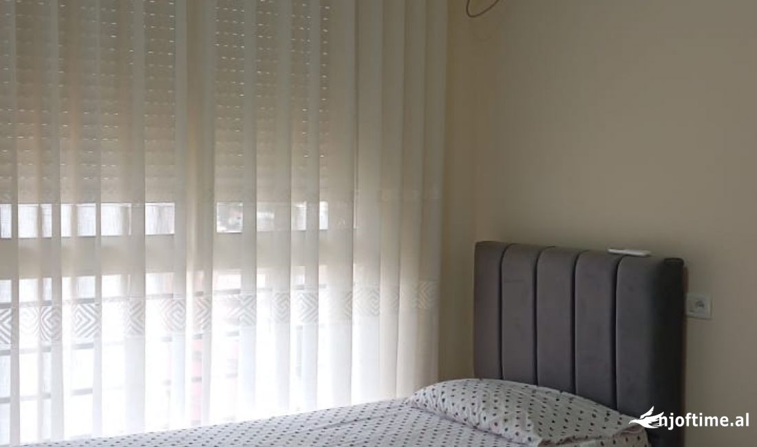 Shtepi ne shitje Apartament ne Tirane, 2+1, Mobilimi E mobiluar, Pagesa 180,000  Euro.