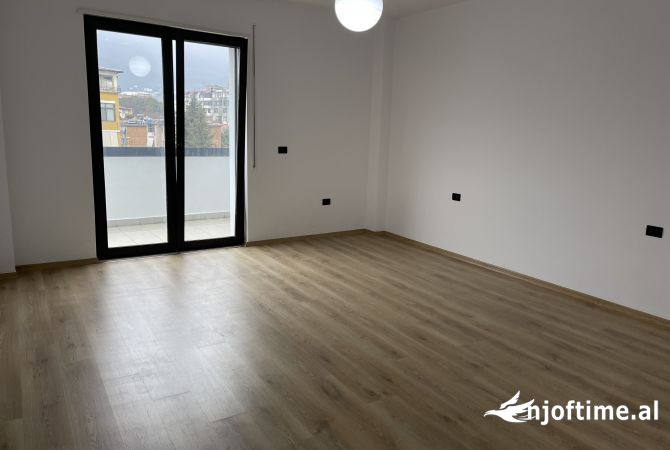 Shtepi me qera Apartament ne Tirane, 2+1, Mobilimi Bosh, pa mobiluar, Pagesa 450  Euro.