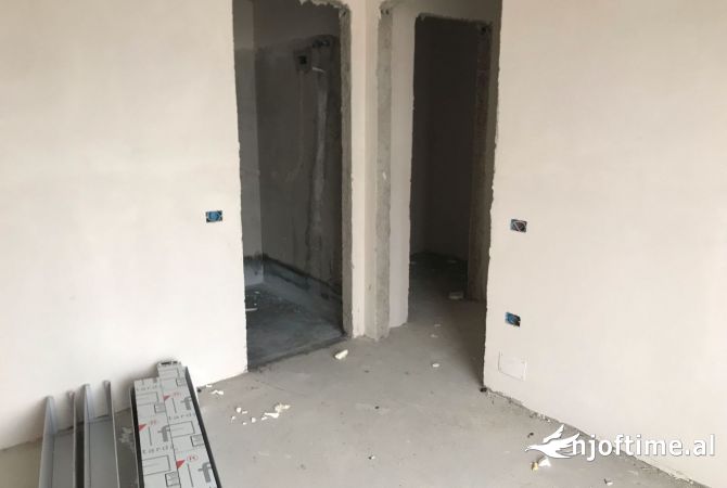 Shtepi ne shitje Apartament ne Tirane, 2+1, Mobilimi Bosh, pa mobiluar, Pagesa 185,000  Euro.