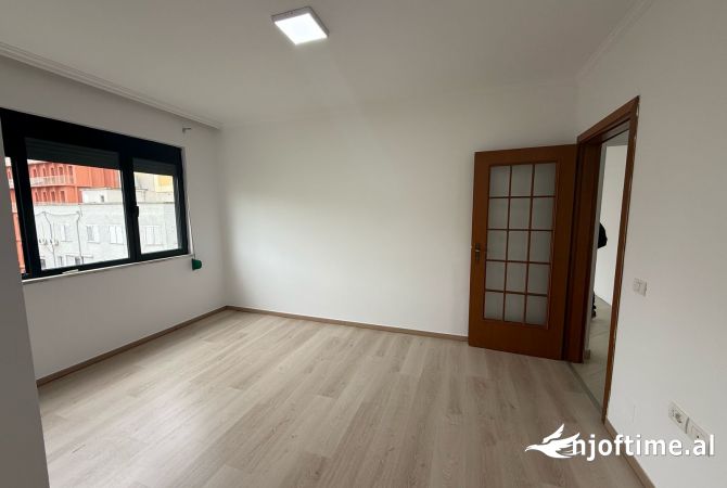 Ambient biznesi me qera 3+1 ne Tirane - 1,700 Euro