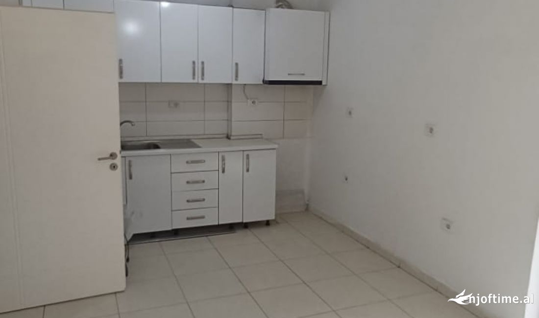 Shtepi me qera Apartament ne Tirane, 3+1, Mobilimi Bosh, pa mobiluar, Pagesa 35,000  Leke.