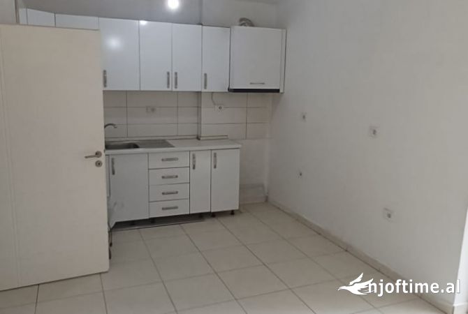 Jepet me qira apartament 3+1 ne Xhamllik!