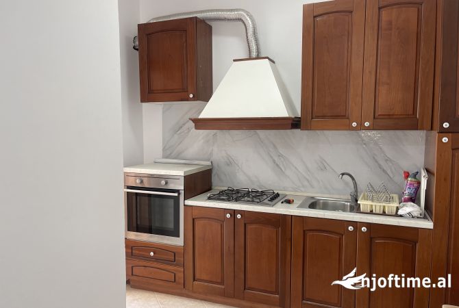 Shtepi me qera Apartament ne Tirane, 2+1, Mobilimi E mobiluar, Pagesa 50,000  Leke.