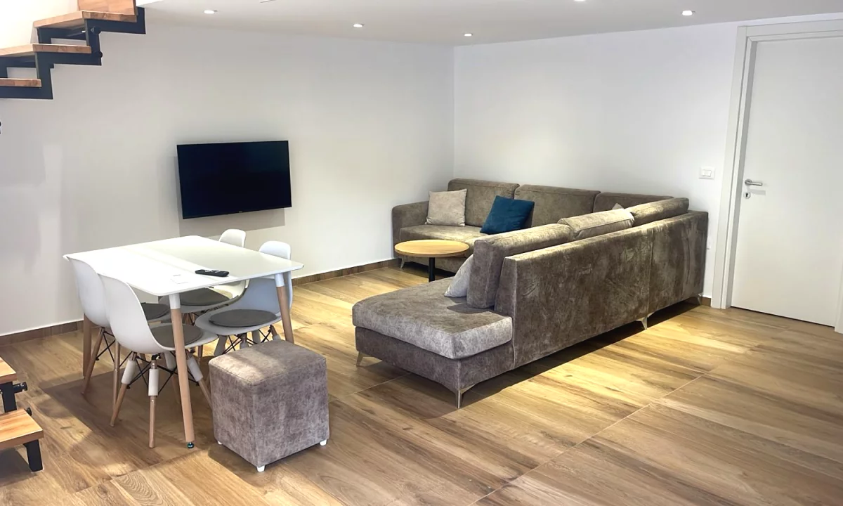 Shtepi me qera Duplex(shtepi me 2 kate) ne Tirane, 1+1, Mobilimi E mobiluar, Pagesa 50,000  Leke.