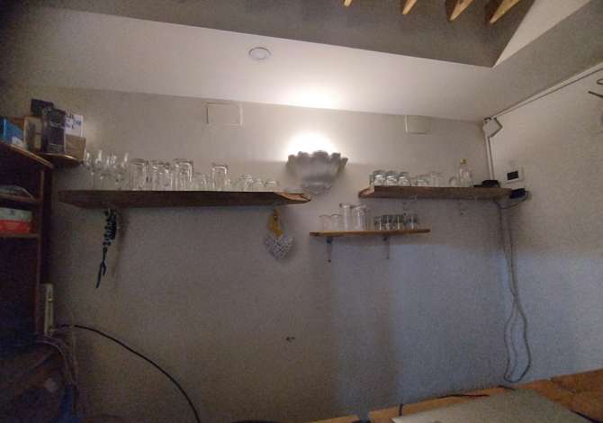 Shes te gjitha pajisjet e restorantit,Frigorifer, sobe, karrige, tavoline, skare, tenxhere, ngrohes