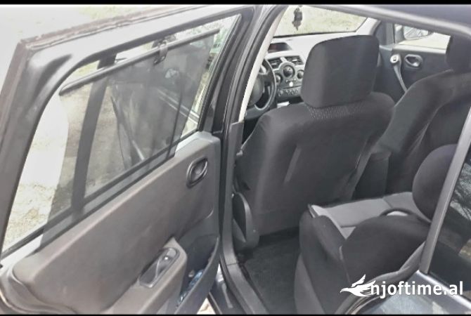 Makina ne shitje ne Korce, Renault, 2005 Diesel,Kambio Manual Pagesa 165,000  Leke.