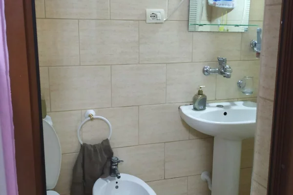 Shtepi me qera 1+1 ne Tirane - 33,000 Leke