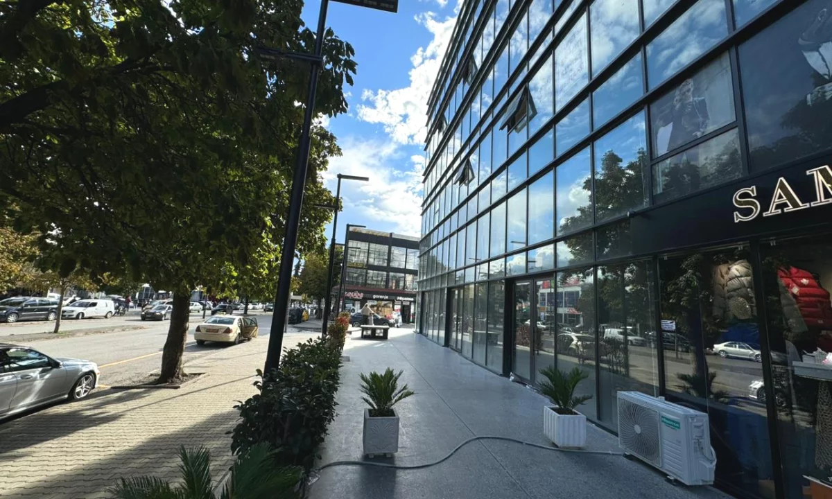 Shitet Ambjent Biznesi i ri 500 m2 ne qender te Elbasanit.