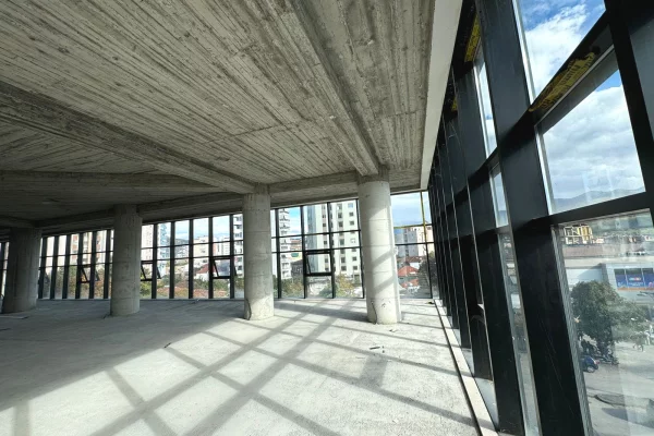 Shitet Ambjent Biznesi i ri 500 m2 ne qender te Elbasanit.