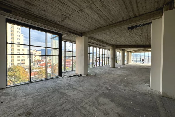 Shitet Ambjent Biznesi i ri 500 m2 ne qender te Elbasanit.