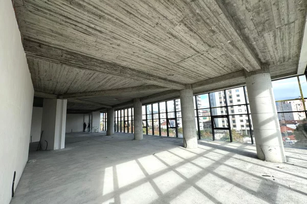 Shitet Ambjent Biznesi i ri 500 m2 ne qender te Elbasanit.