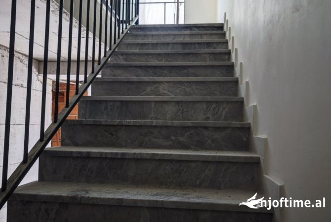 Shtepi ne shitje Apartament ne Tirane, 1+1, Mobilimi Bosh, pa mobiluar, Pagesa 80,000  Euro.