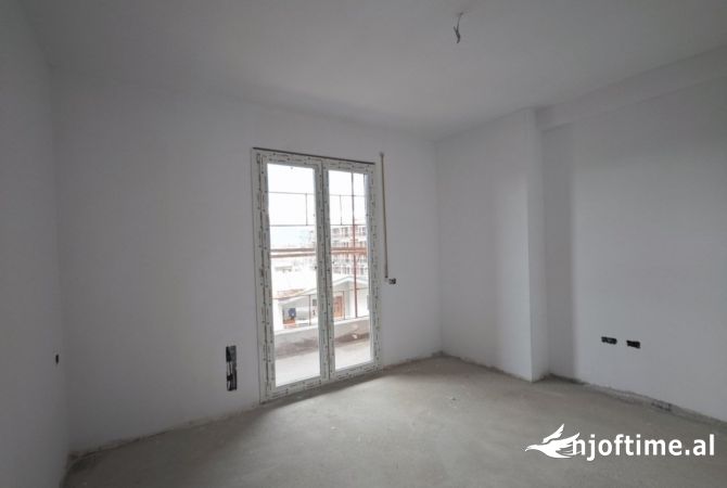 Shtepi ne shitje Apartament ne Tirane, 1+1, Mobilimi Bosh, pa mobiluar, Pagesa 80,000  Euro.