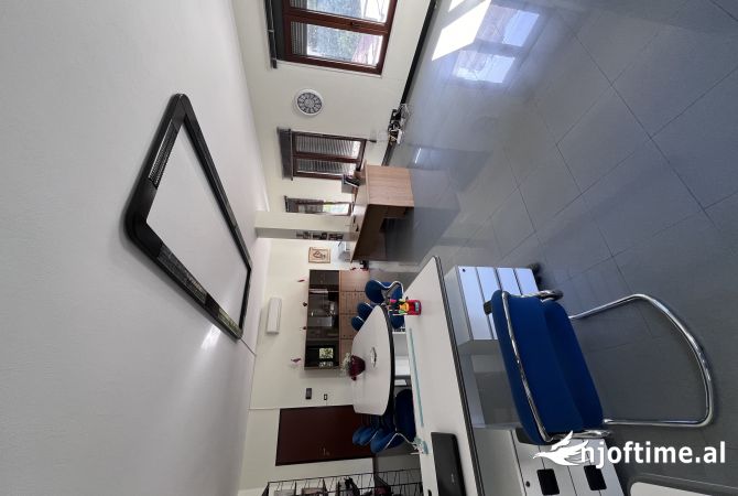 Ambient biznesi me qera 3+1 ne Tirane - 80,000 Leke
