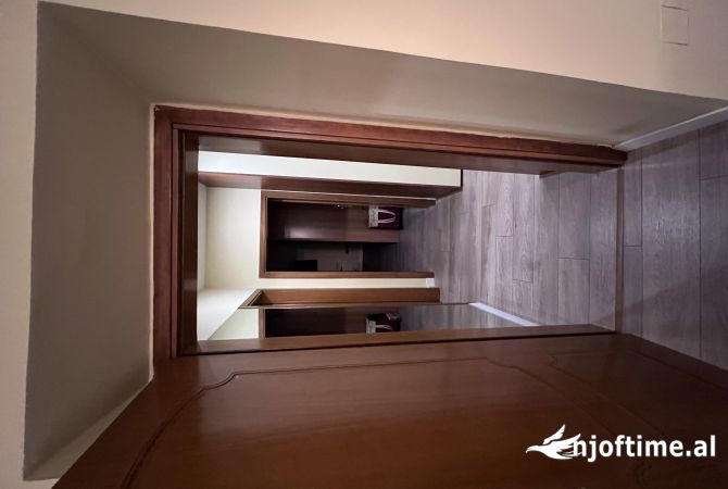 Shtepi ne shitje Apartament ne Tirane, 2+1, Mobilimi E mobiluar, Pagesa 300,000  Euro.