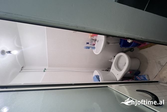  Shitet Ambjent Biznesi, Prane Shkolles 4 Deshmoret