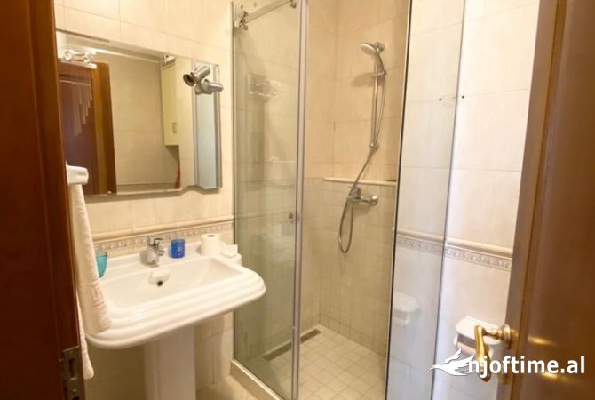 Shtepi me qera Apartament ne Tirane, 2+1, Mobilimi E mobiluar, Pagesa 650  Euro.