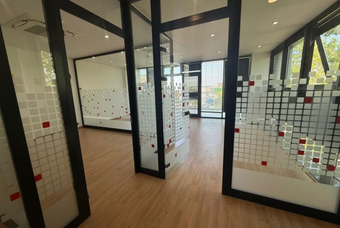 Ambiente Commerciale in Affitto 7+1 a Tirana - 10,000 Euro