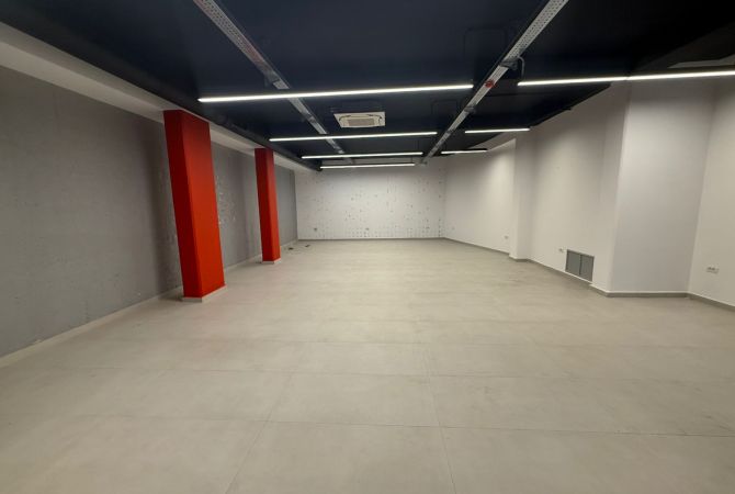 Ambiente Commerciale in Affitto 7+1 a Tirana - 10,000 Euro