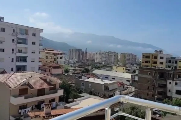 Shtepi ne shitje Apartament ne Vlore, 2+1, Mobilimi Pjeserisht e mobiluar, Pagesa 125,000  Euro.