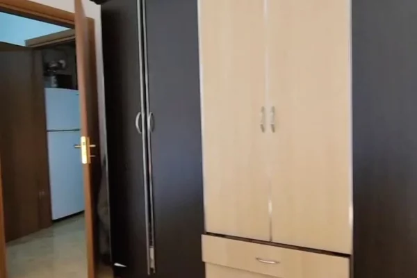 Shtepi ne shitje Apartament ne Vlore, 2+1, Mobilimi Pjeserisht e mobiluar, Pagesa 125,000  Euro.