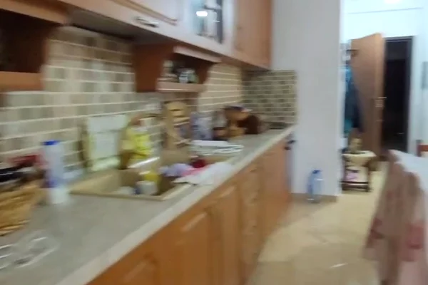 Shtepi ne shitje Apartament ne Vlore, 2+1, Mobilimi Pjeserisht e mobiluar, Pagesa 125,000  Euro.