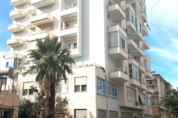 Shtepi ne shitje Apartament ne Vlore, 2+1, Mobilimi Pjeserisht e mobiluar, Pagesa 125,000  Euro.