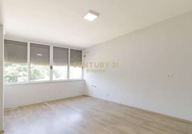 Ambiente Commerciale in Affitto 3+1 a Tirana - 450 Euro