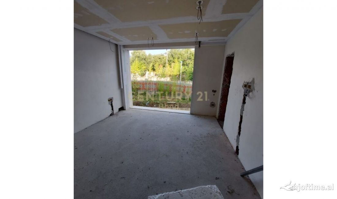 Shtepi ne shitje Apartament ne Tirane, 2+1, Mobilimi Bosh, pa mobiluar, Pagesa 250,000  Euro.