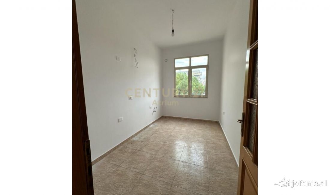 Shtepi ne shitje Apartament ne Tirane, 4+1, Mobilimi Bosh, pa mobiluar, Pagesa 221,600  Euro.