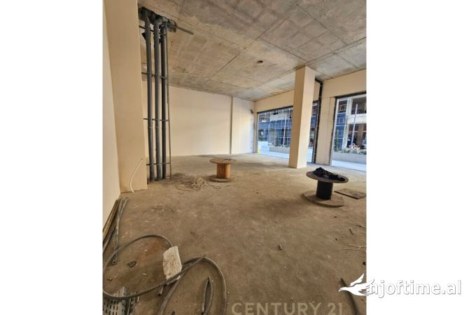 Ambient biznesi me qera 2+1 ne Tirane - 3,500 Euro