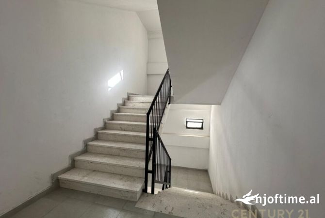 Shtepi ne shitje Apartament ne Tirane, 3+1, Mobilimi Bosh, pa mobiluar, Pagesa 133,000  Euro.