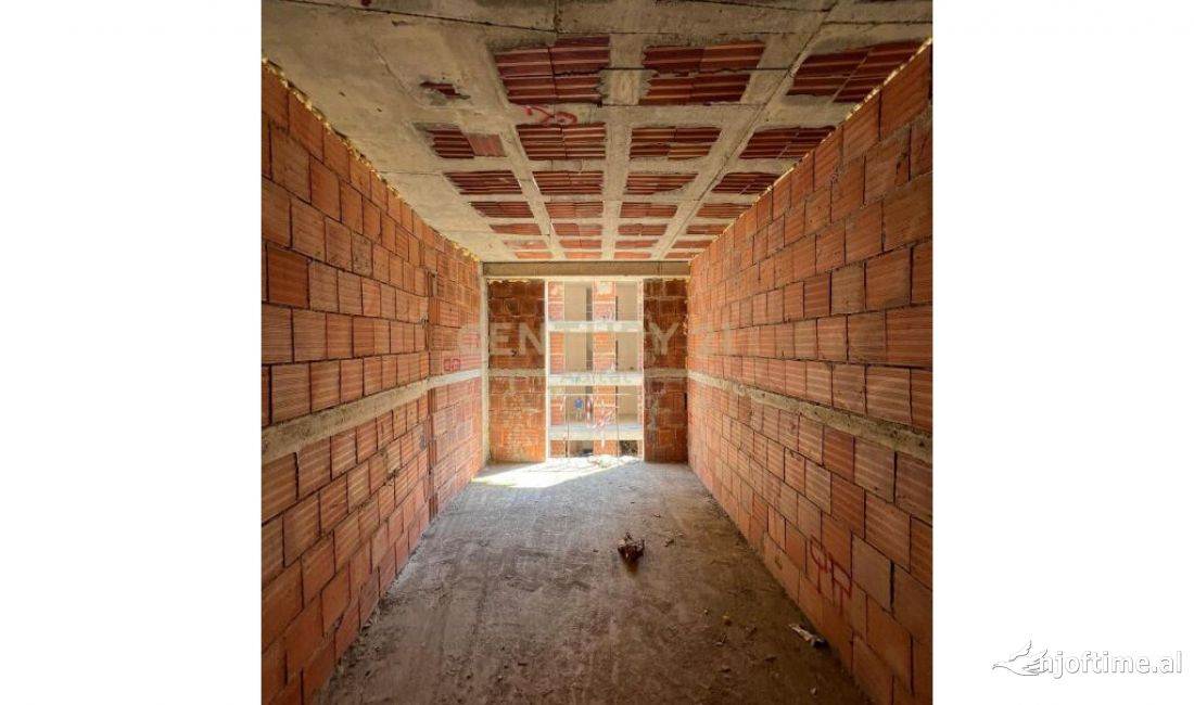 Shtepi ne shitje Apartament ne Tirane, 1+1, Mobilimi Bosh, pa mobiluar, Pagesa 124,525  Euro.