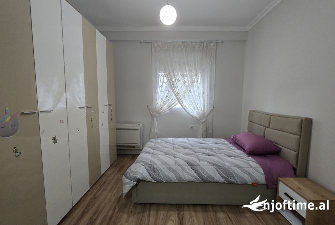 Shtepi me qera Apartament ne Tirane, 2+1, Mobilimi E mobiluar, Pagesa 1,000  Euro.