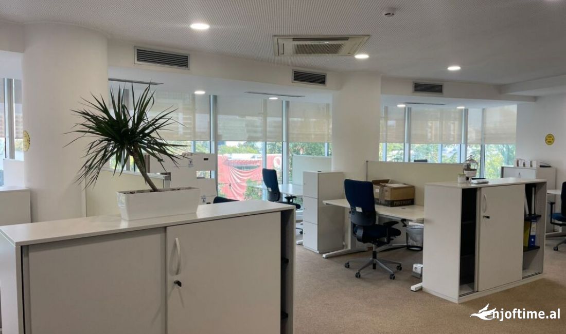 Ambient me qira per zyra tek Qendra Tregtare ETC! 