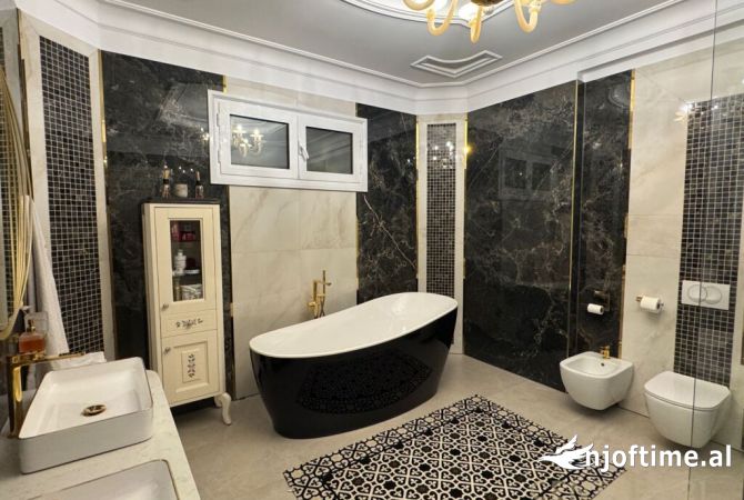 Shtepi me qera Vila Luksoze ne Tirane, 7+1, Mobilimi E mobiluar, Pagesa 8,000  Euro.