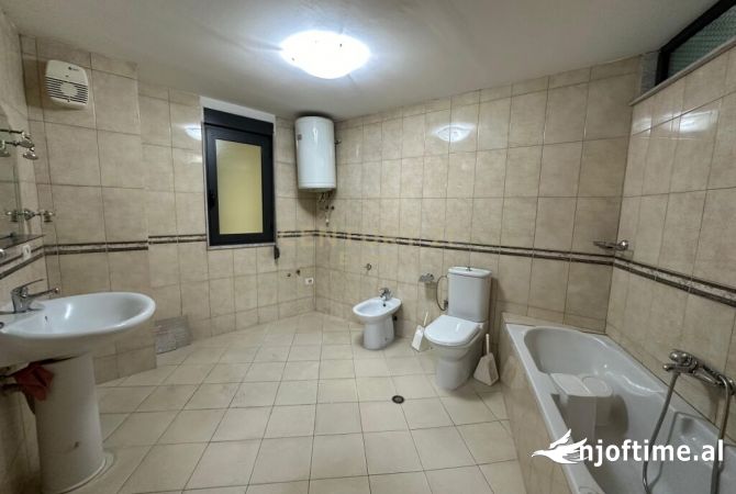 Ambient biznesi me qera 3+1 ne Tirane - 1,300 Euro