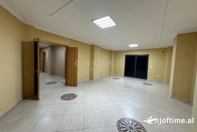 Ambient biznesi me qera 3+1 ne Tirane - 1,300 Euro