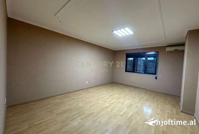 Ambient biznesi me qera 3+1 ne Tirane - 1,300 Euro