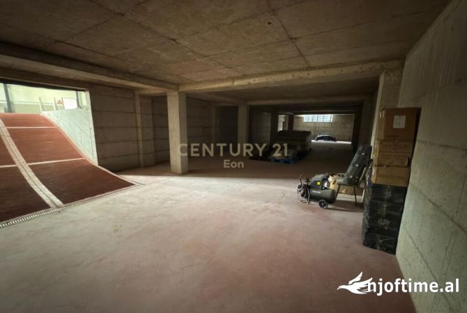 Ambient biznesi me qera 3+1 ne Tirane - 2,500 Euro